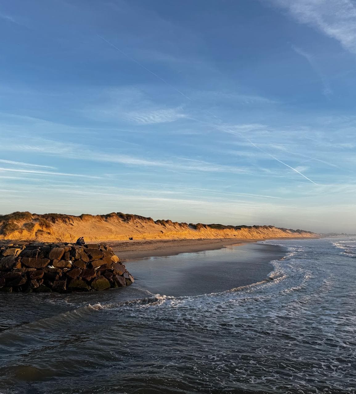 Fim de tarde na Apúlia com céu dramático e reflexo vermelho no mar.